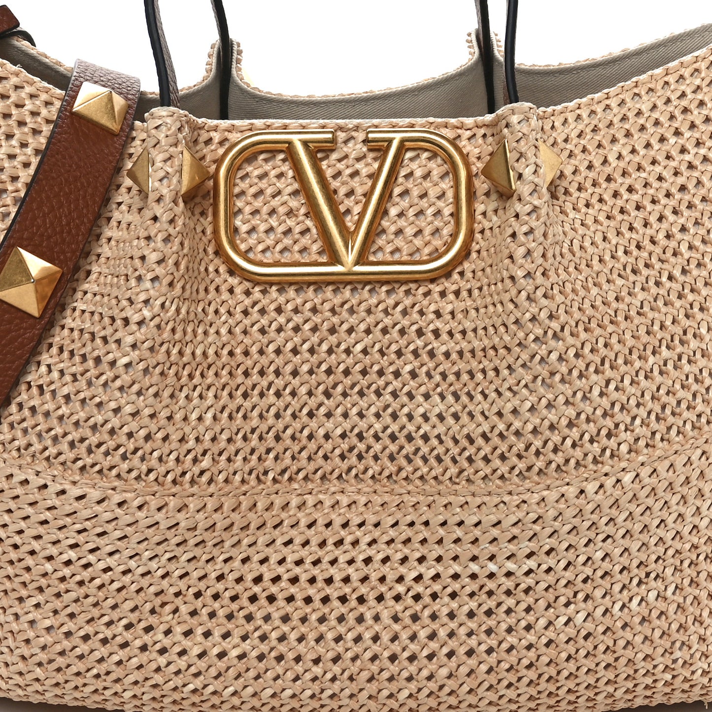 Raffia Grained Calfskin Medium Rockstud Vlogo Tote Naturale