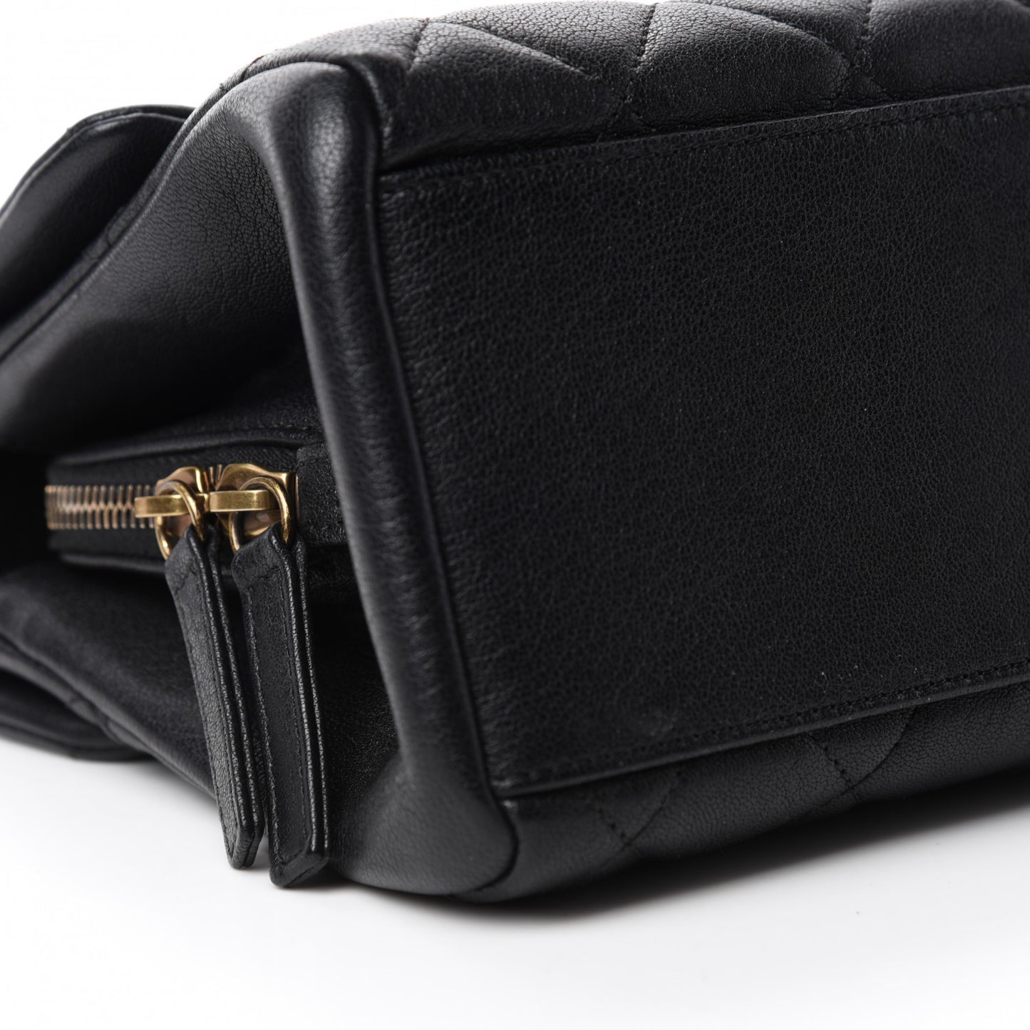 Shiny Sheepskin Quilted Small Trapezio Flap Black