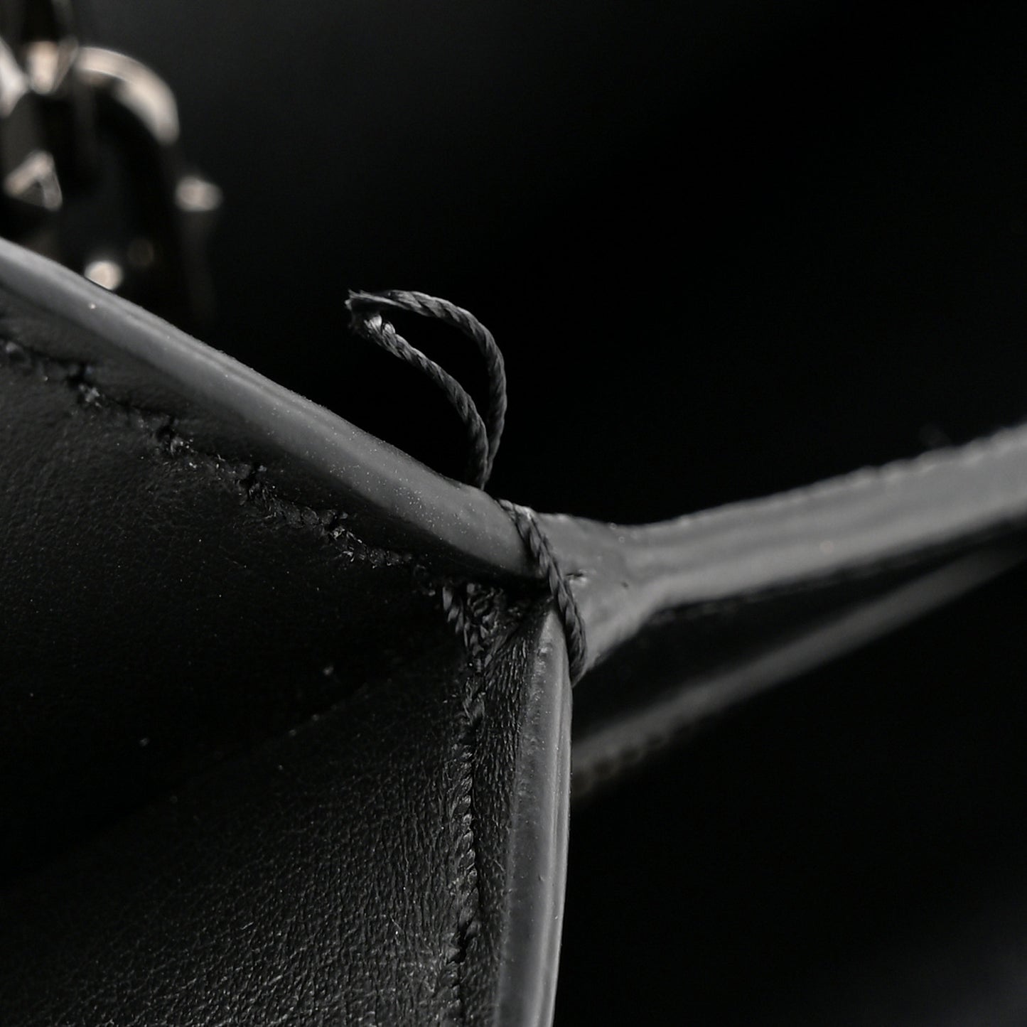 Vitello B-Rockstud Flap Black