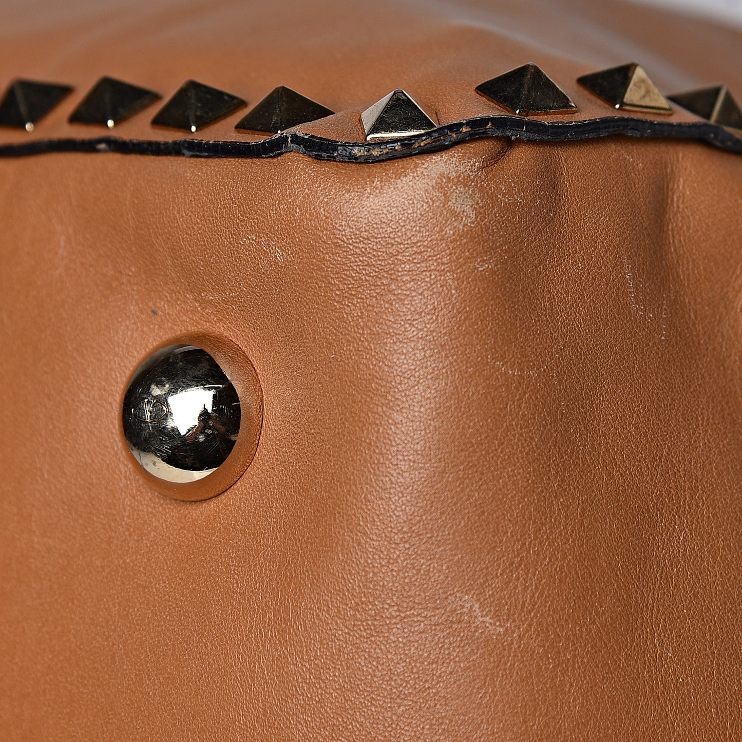 Vitello Large Rockstud Tote Beige