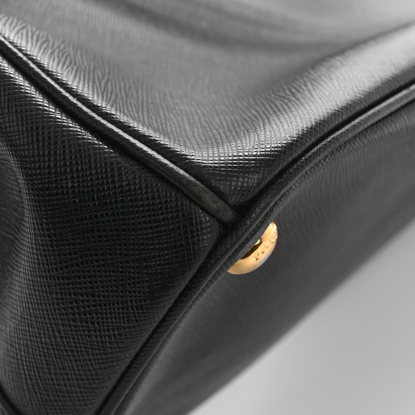 Saffiano Lux Medium Galleria Double Zip Tote Black