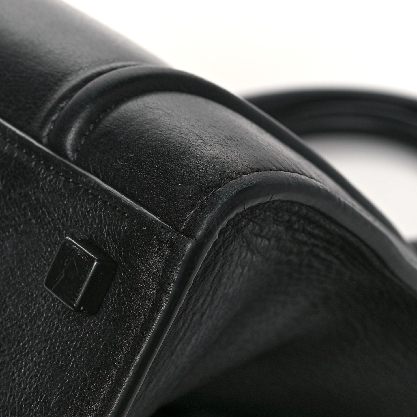 Smooth Calfskin Medium Phantom Luggage Black