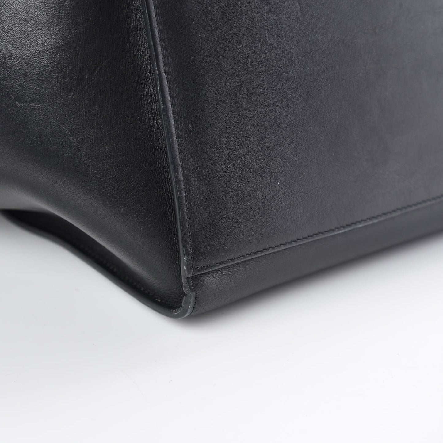 Smooth Calfskin Medium Trapeze Black