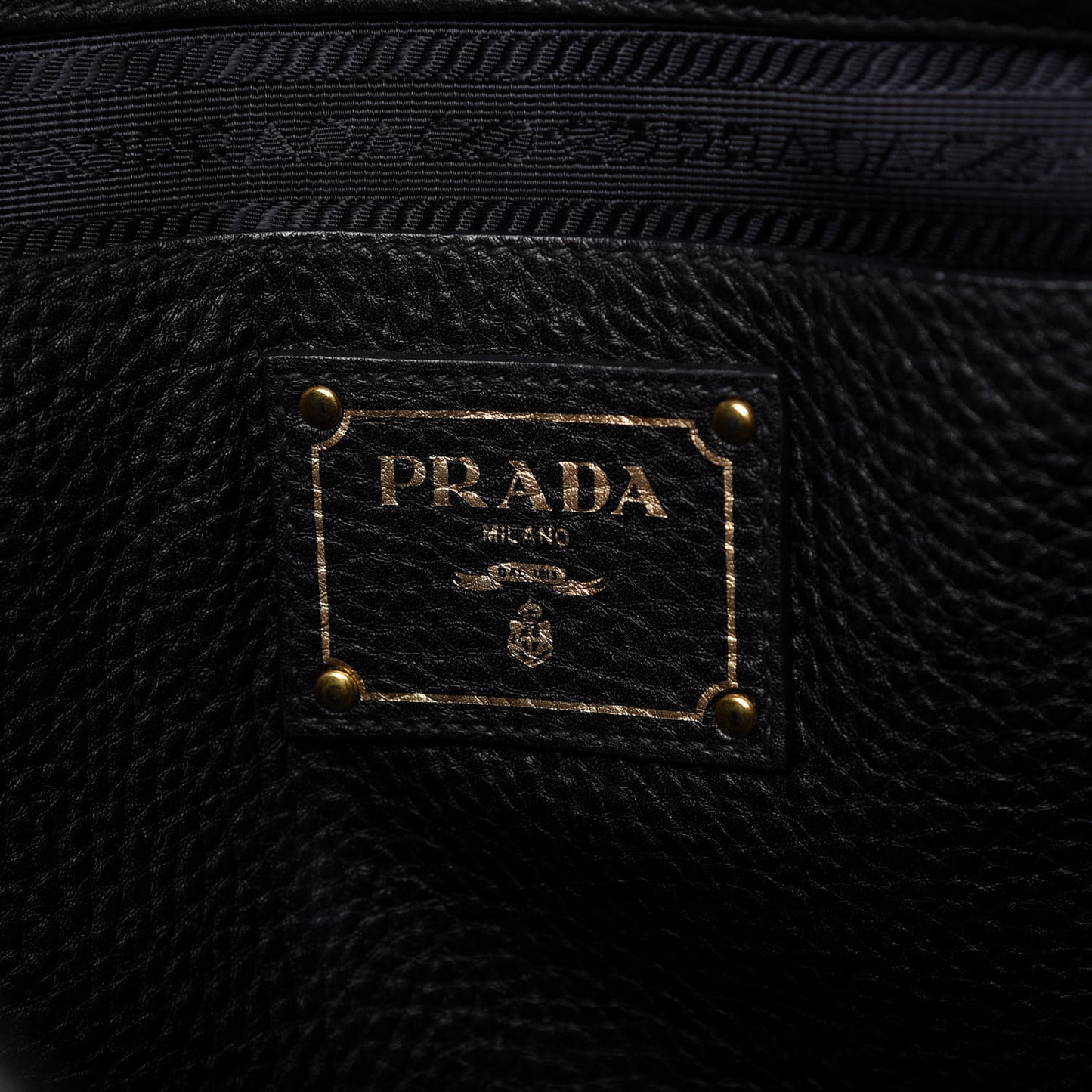 Vitello Daino Side Zip Tote Black