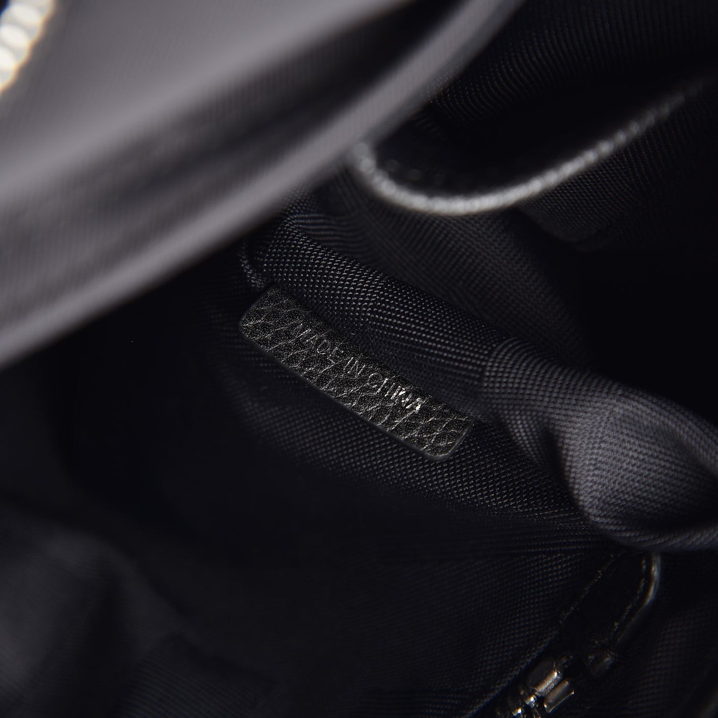 Grainy Calfskin Medium Wilbury Messenger Black