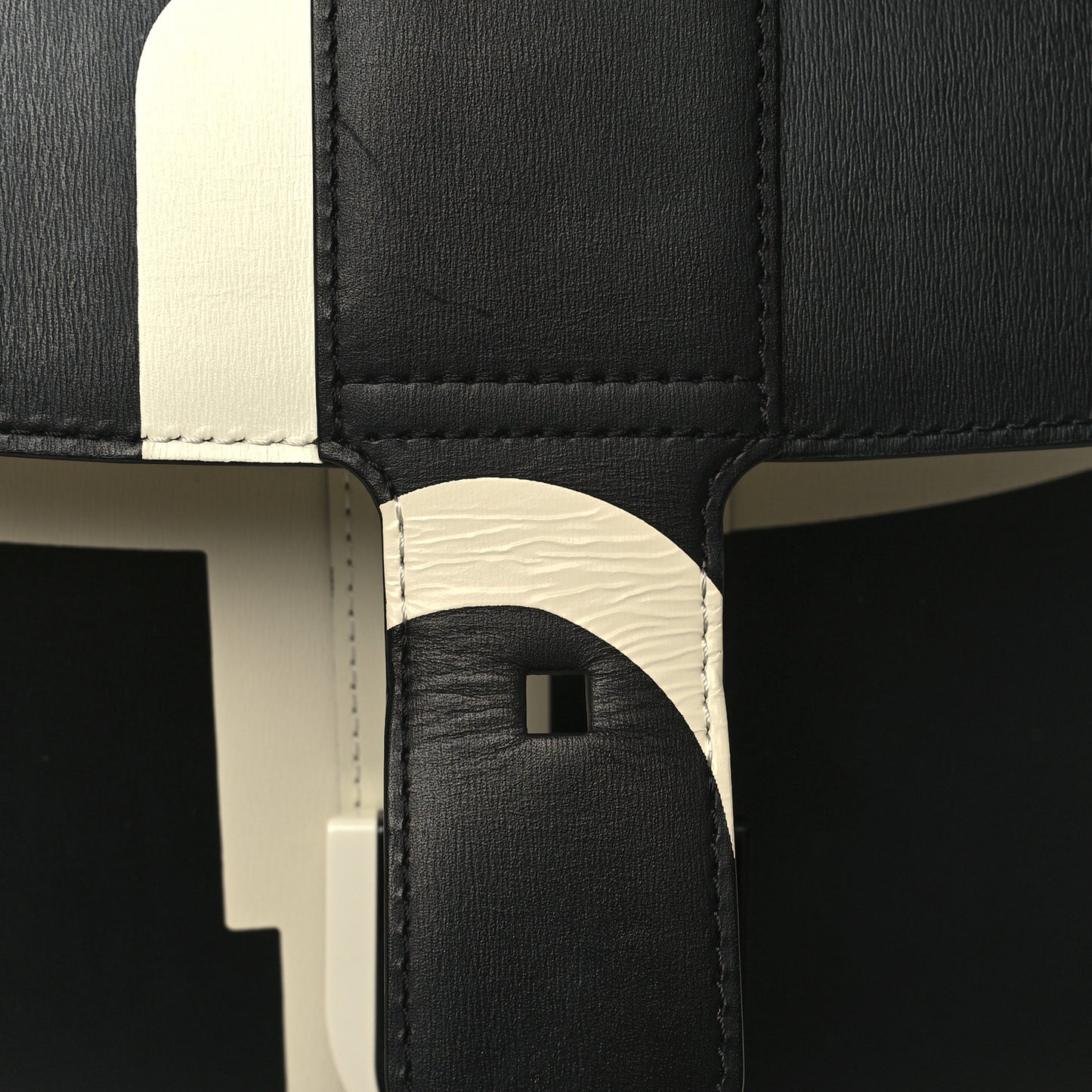 Box Calfskin Light And Shadow MM Brillant Satchel Black Ivory