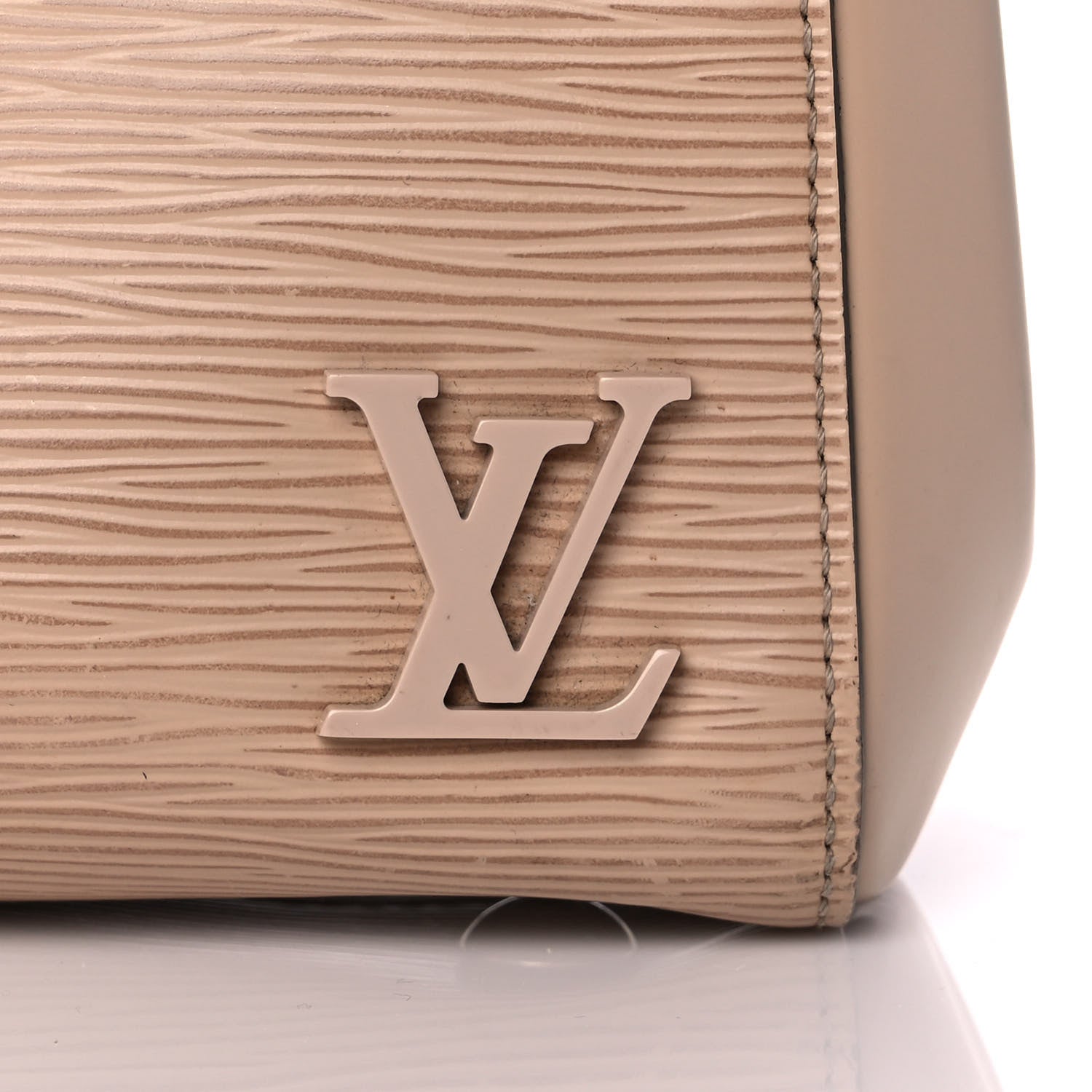 Louis Vuitton Epi Cluny MM Dune 9 of 10
