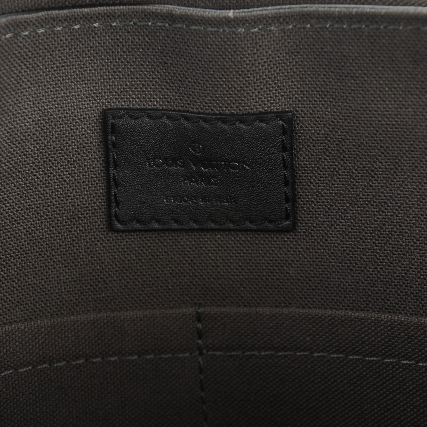 Damier Infini District PM Onyx