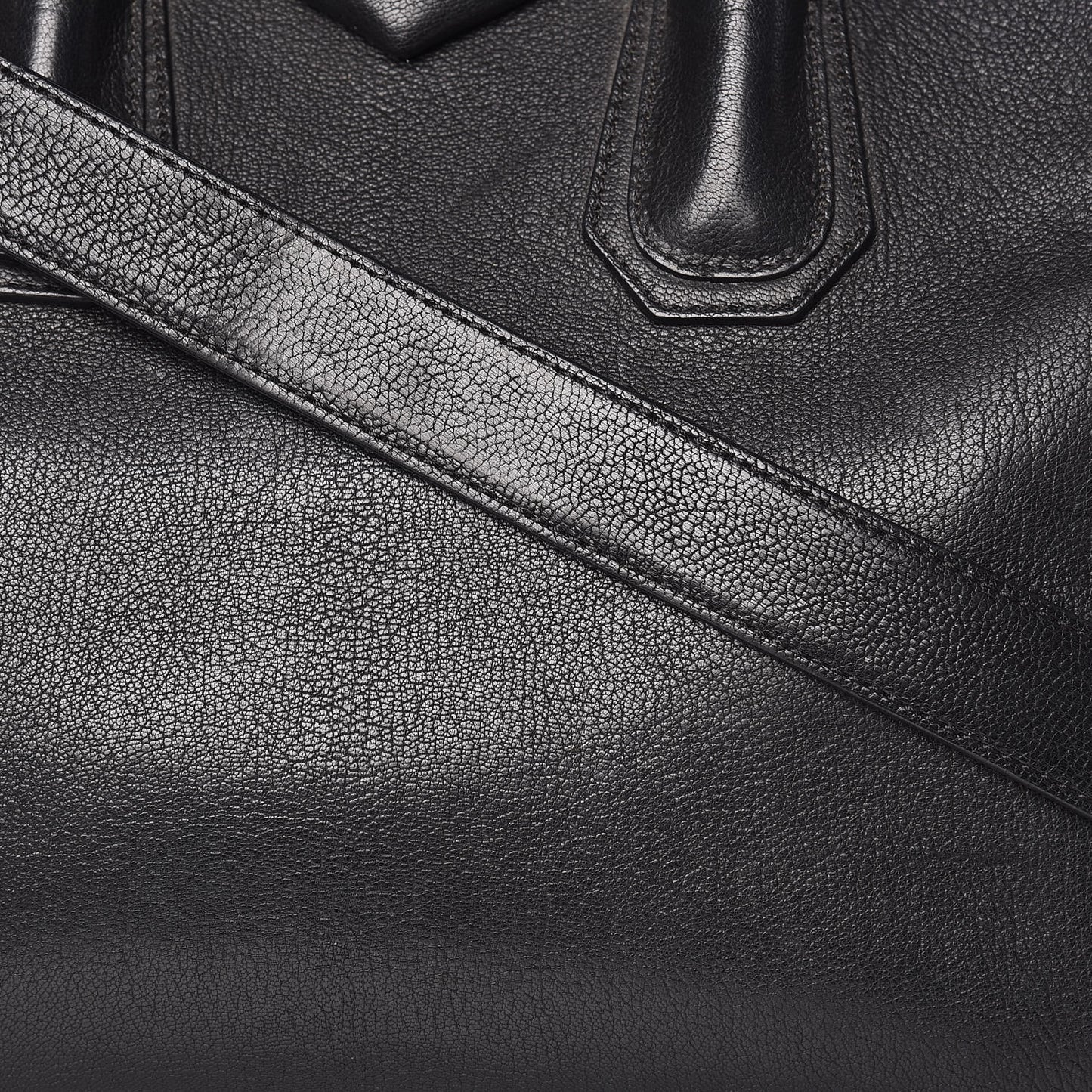 Sugar Goatskin Medium Antigona Black