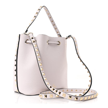 Valentino Garavani Grainy Calfskin Calfskin Rockstud Bucket Bag Light Grey 3 of 12