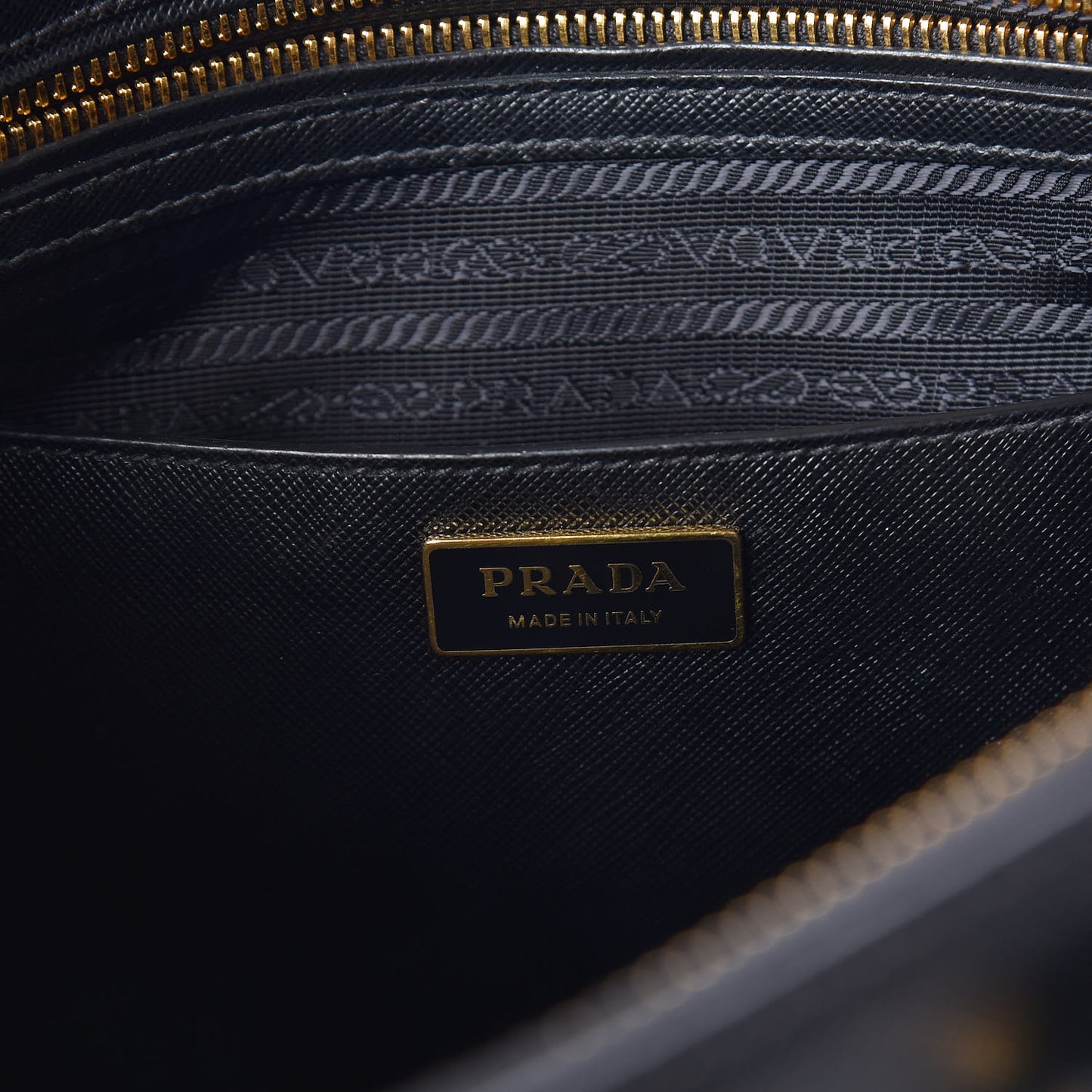 Saffiano Medium Galleria Double Zip Tote Black