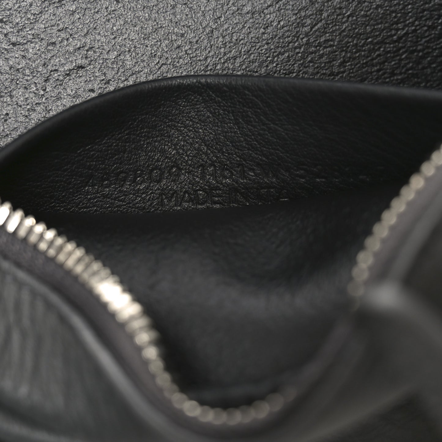 Calfskin Logo XS Everyday Camera Bag Gris Fossile