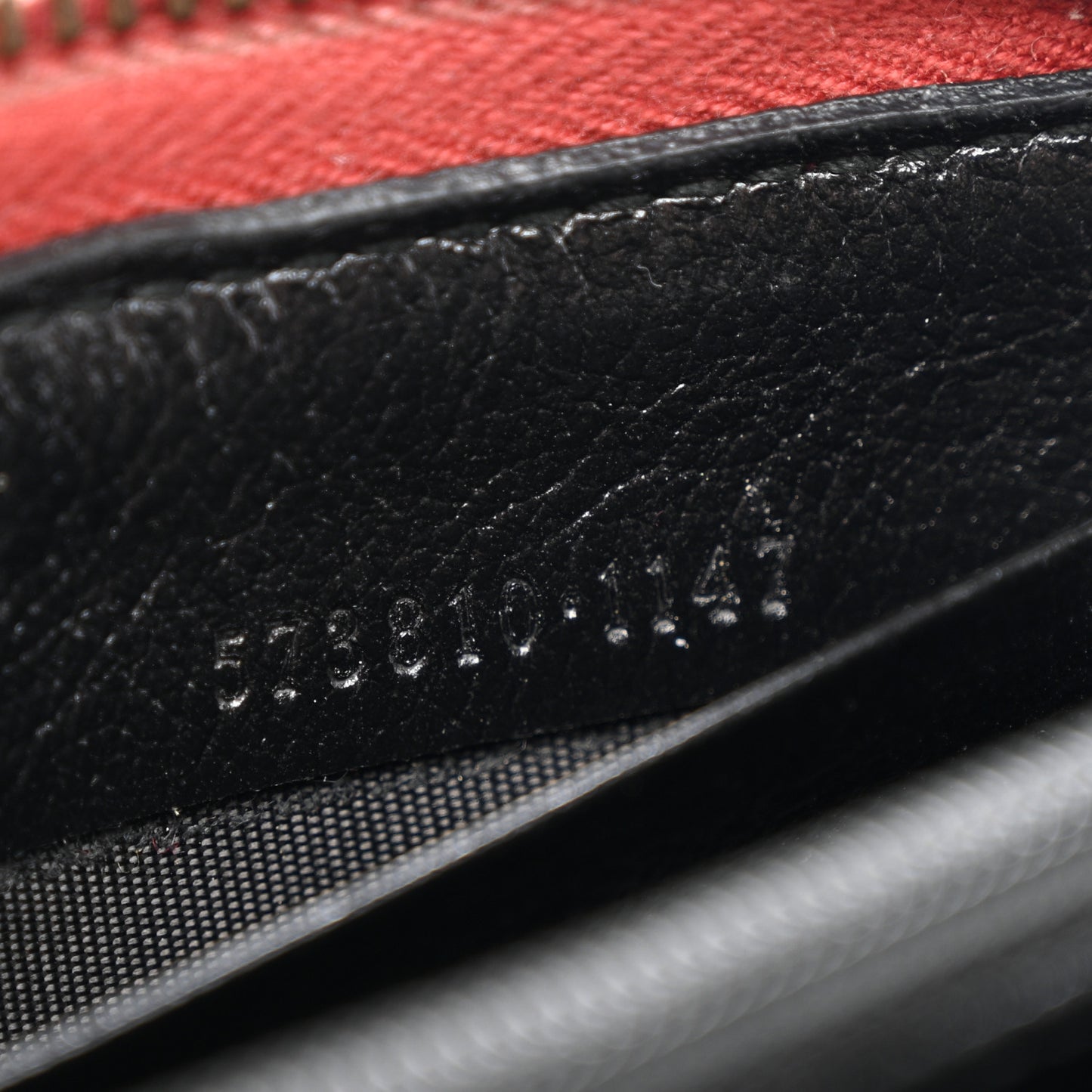 Vintage Effect Calfskin Matelasse Diagonal Torchon GG Marmont Zip Around Wallet Black Romantic Cherry