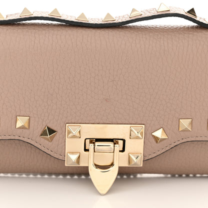 Valentino Garavani Pebbled Calfskin Rockstud Flip Lock Wallet On Chain Poudre 12 of 13