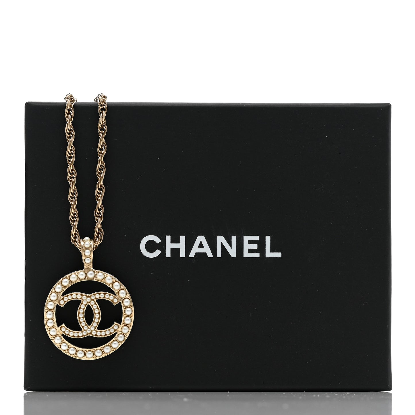 Pearl CC Round Pendant Necklace Gold