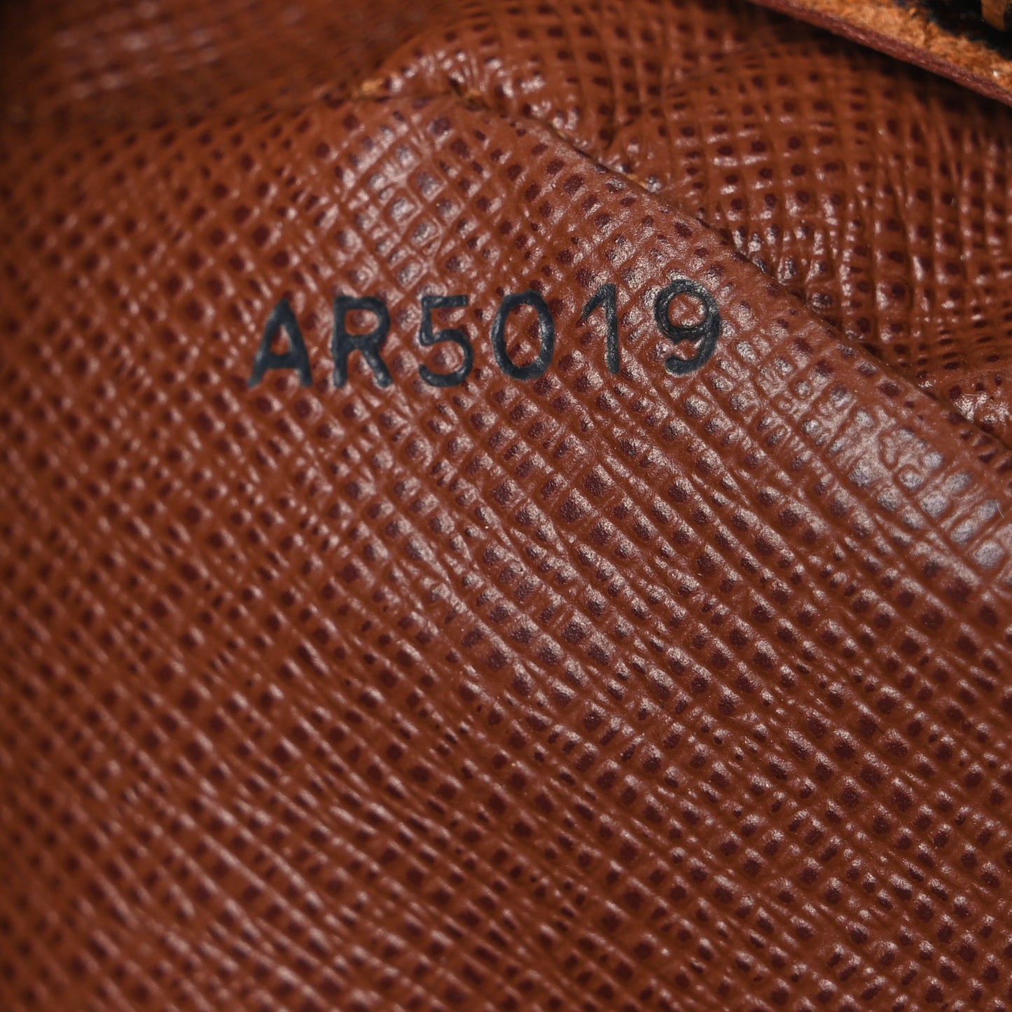 Monogram Nil 28