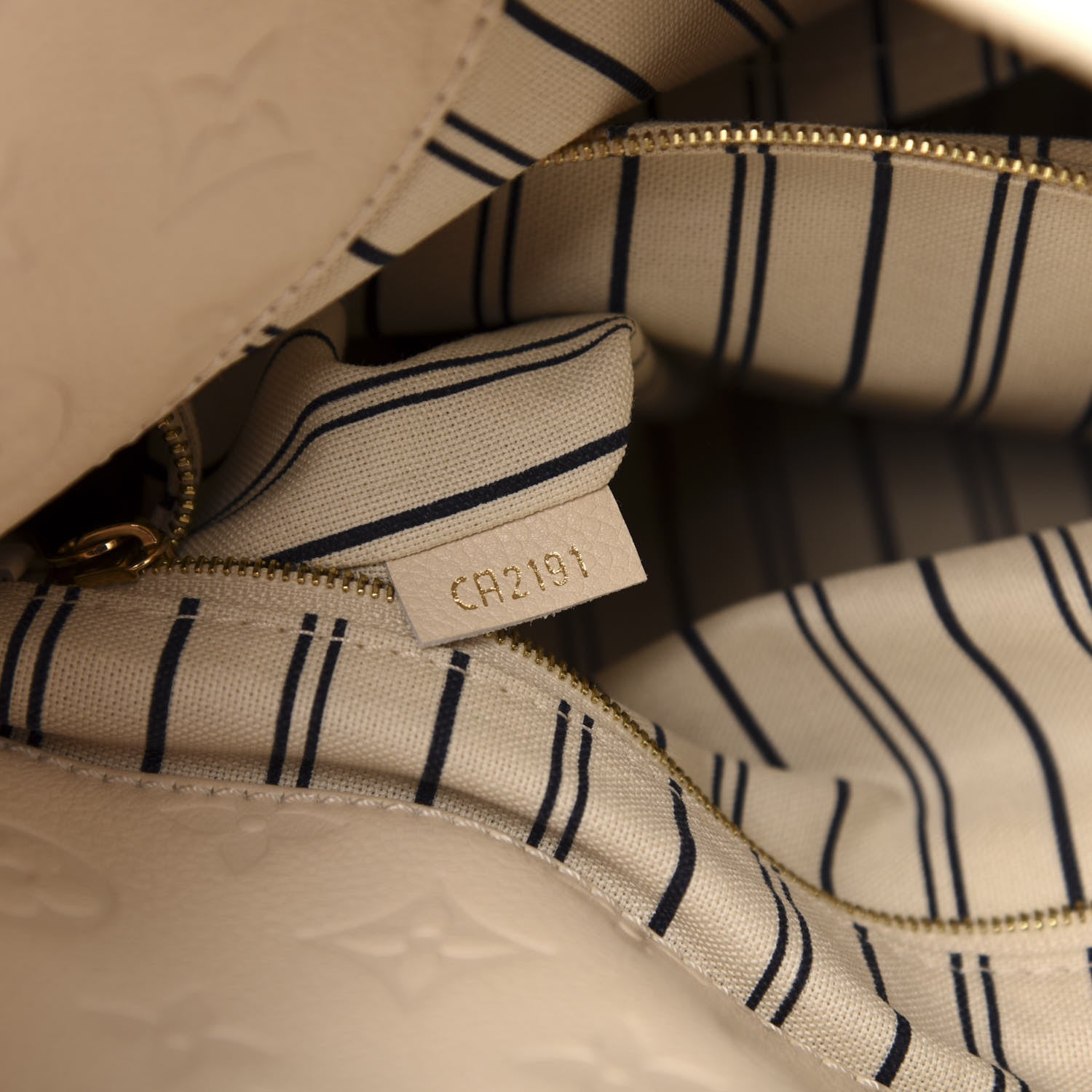 Louis Vuitton Empreinte Artsy MM Neige 9 of 10