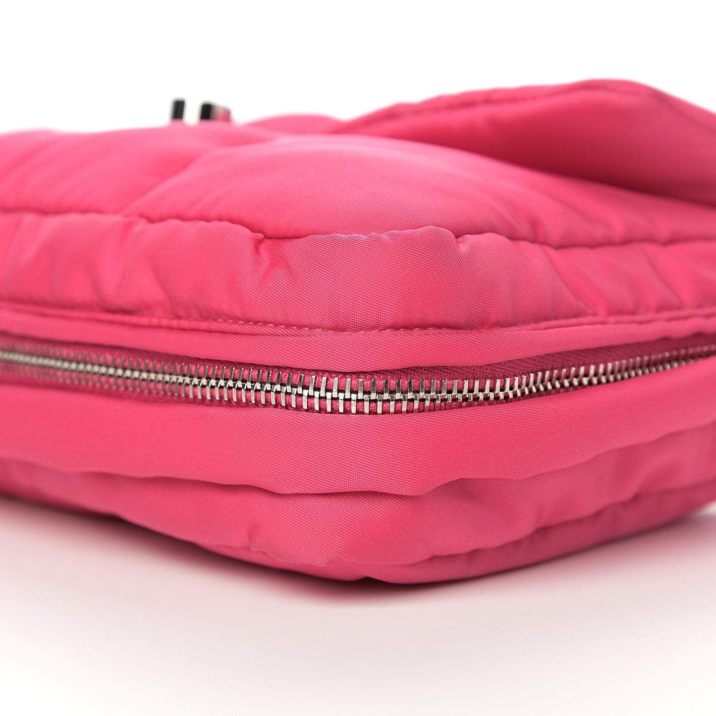 Tessuto Nylon Bomber Sound Chain Flap Shoulder Bag Fuxia