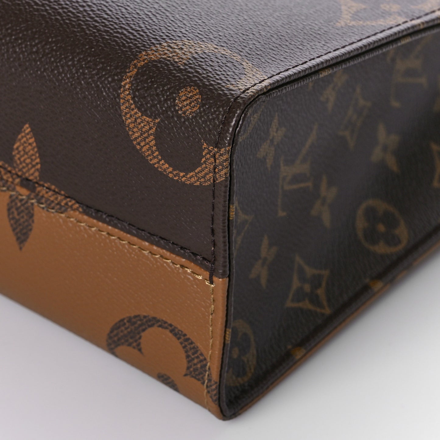 Reverse Monogram Giant Onthego PM