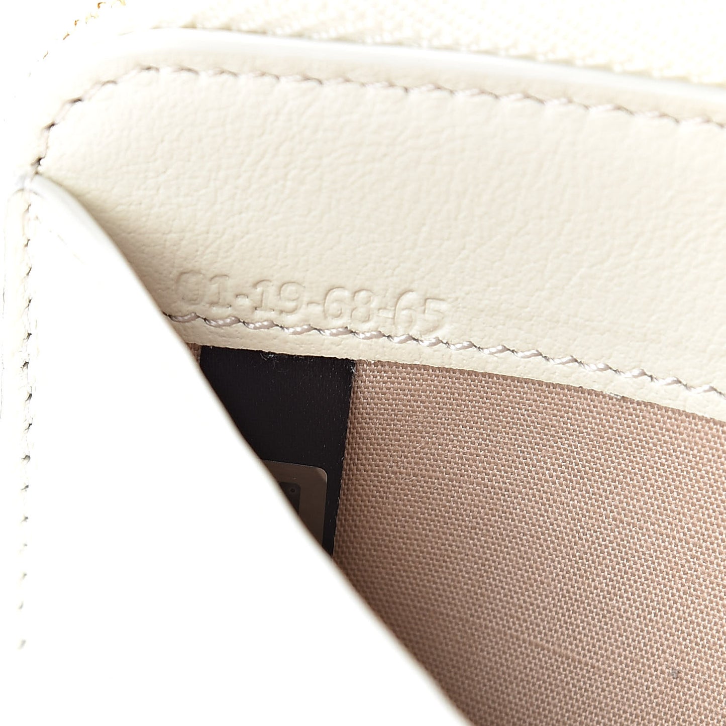 Smooth Calfskin Logo Vick Zip Card Case Natural White