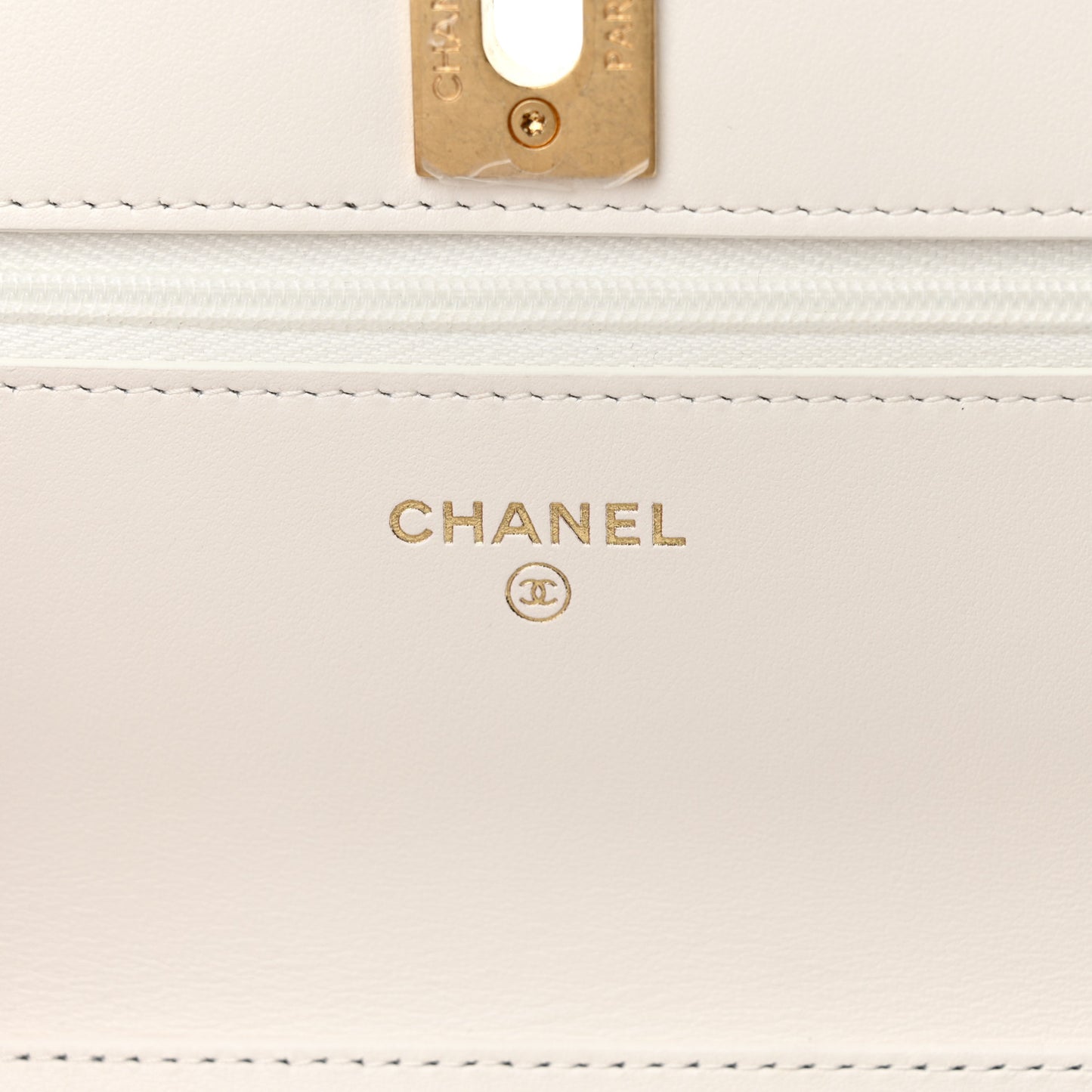 Pearly Caviar Quilted Fit For You Wallet On Chain WOC White