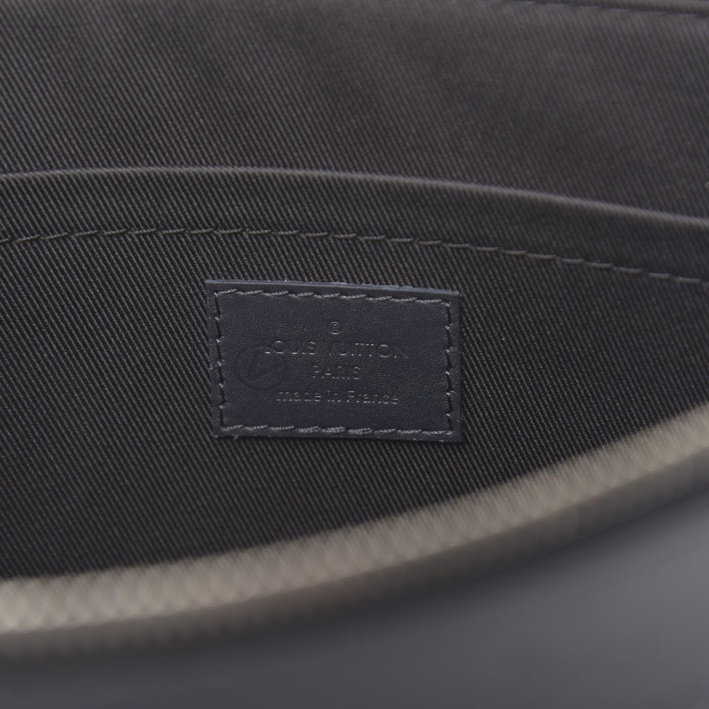 Damier Infini Discovery Pochette GM Cosmos