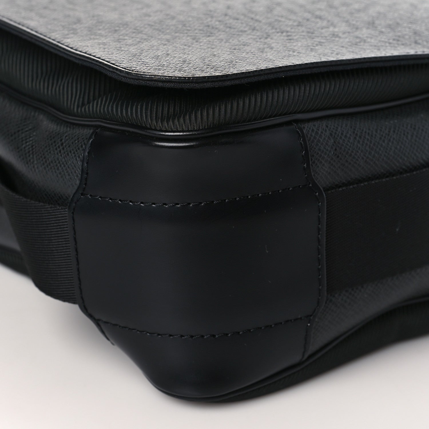 Louis Vuitton Taiga Viktor Messenger Bag Ardoise 6 of 7