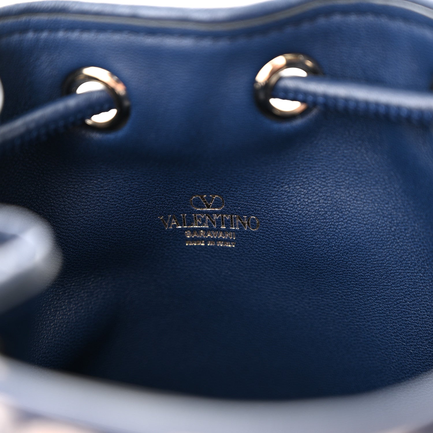 Valentino Garavani Toile Iconographe Nappa Mini Vlogo Signature Bucket Bag White Worker 6 of 9