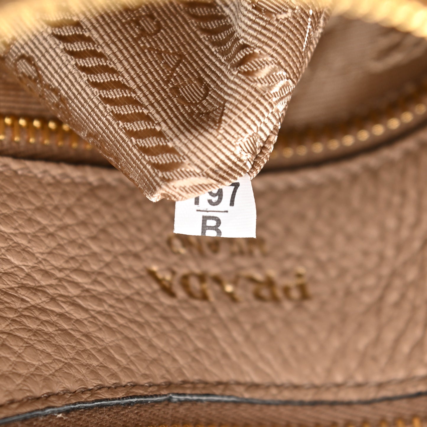 Vitello Phenix Zippered Messenger Hobo Cammeo