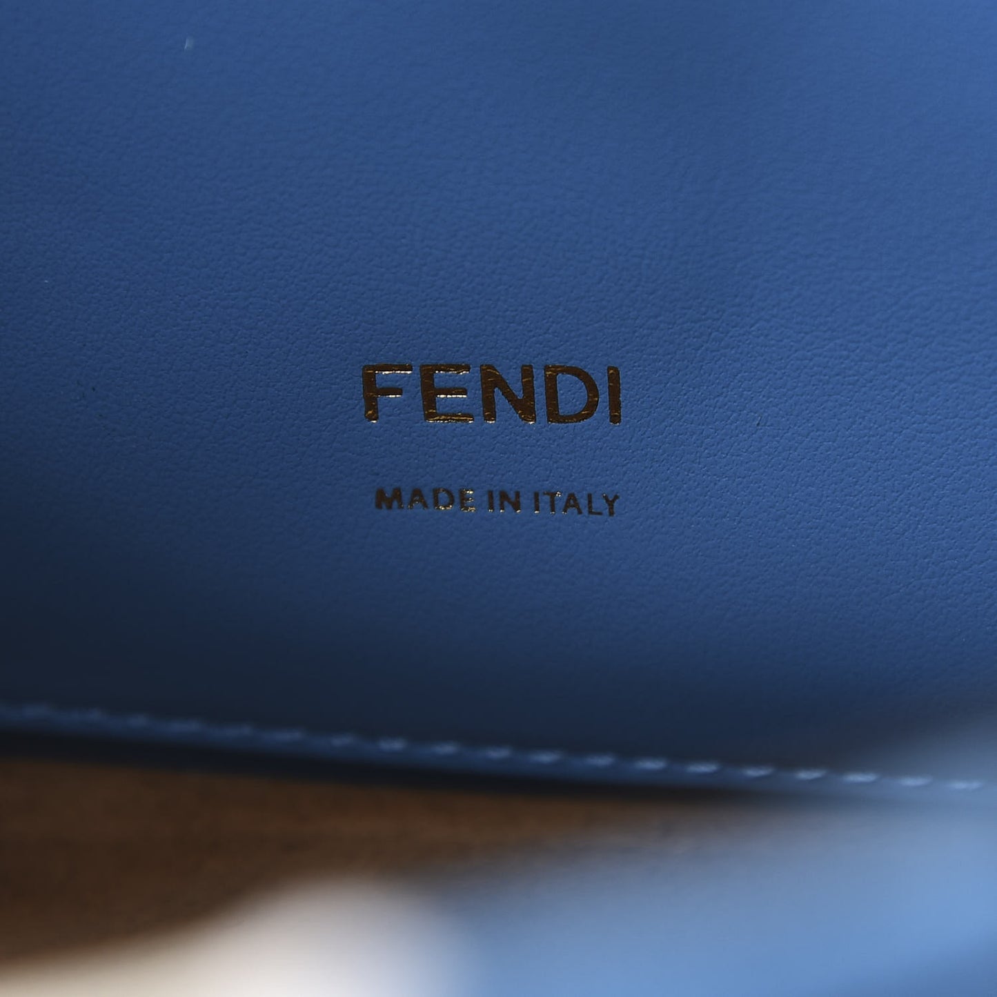 Agnello Old Shine Chamois F is Fendi Embossed Kan U Shoulder Bag White Nebula Multicolor