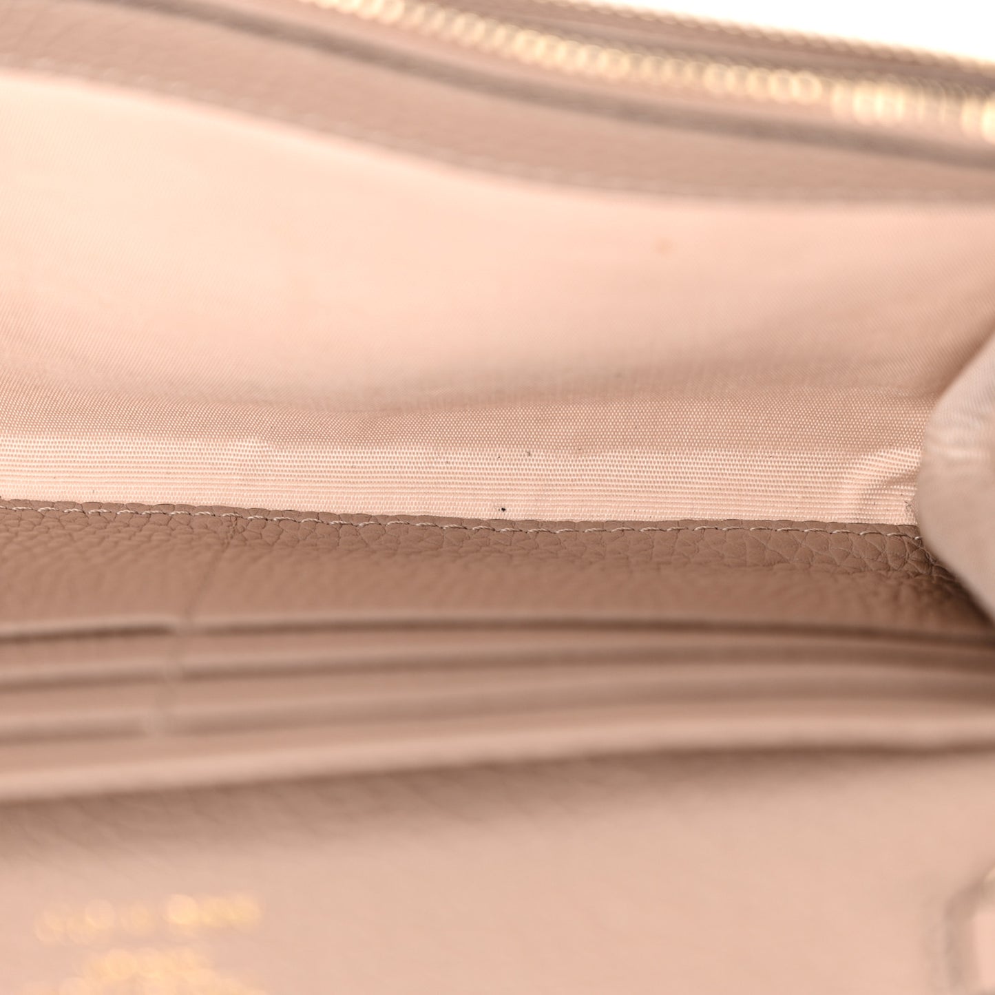 Pebbled Calfskin Rockstud Flip Lock Wallet On Chain Poudre