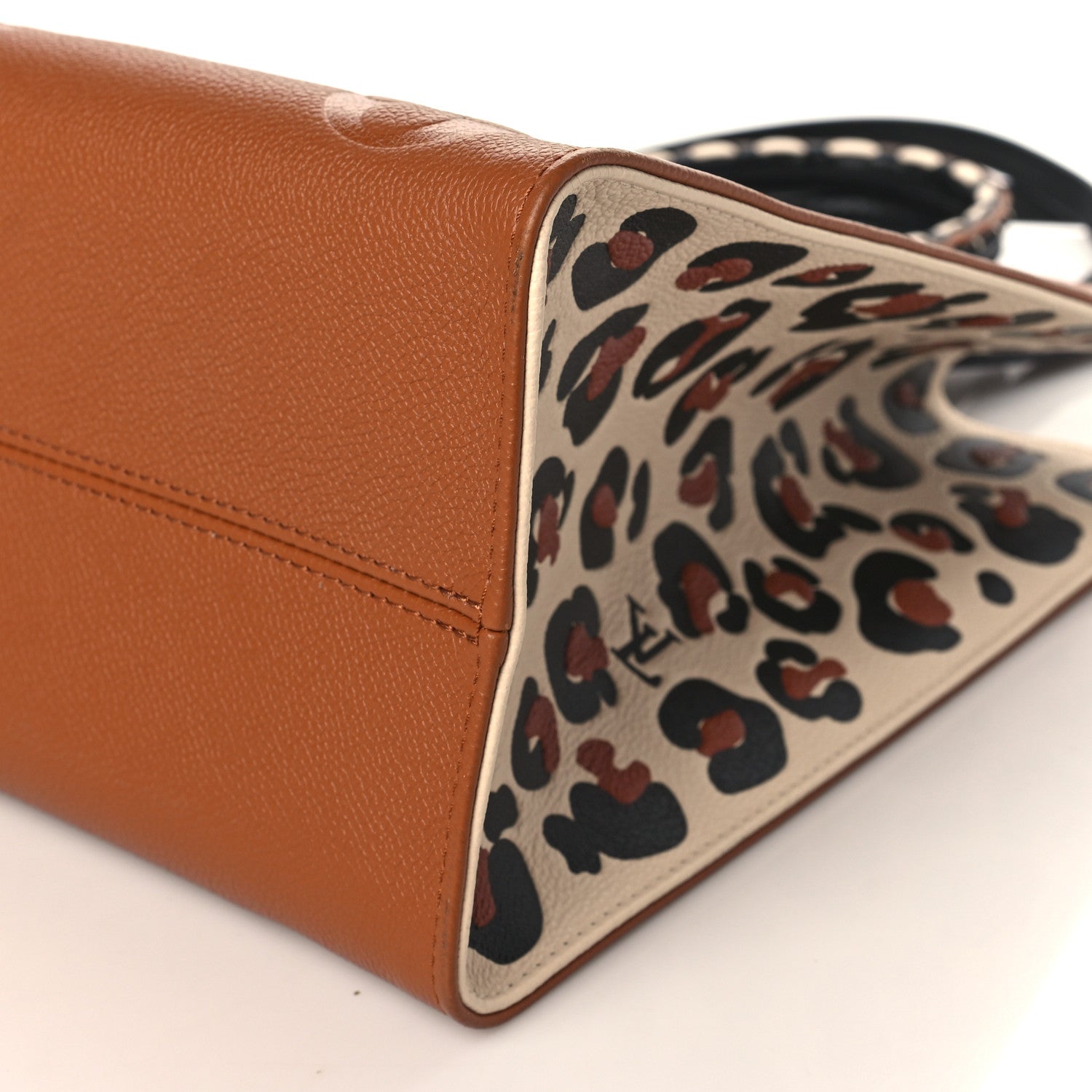 Louis Vuitton Empreinte Monogram Giant Wild At Heart Onthego MM Caramel 8 of 8