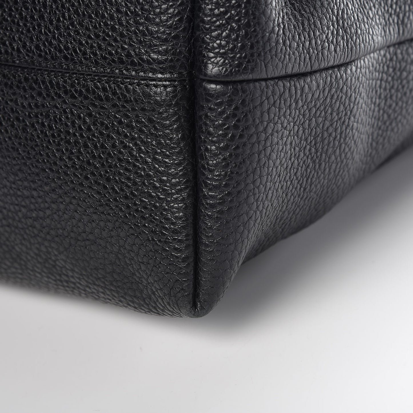 London Grainy Calfskin Medium Cale Hobo Black