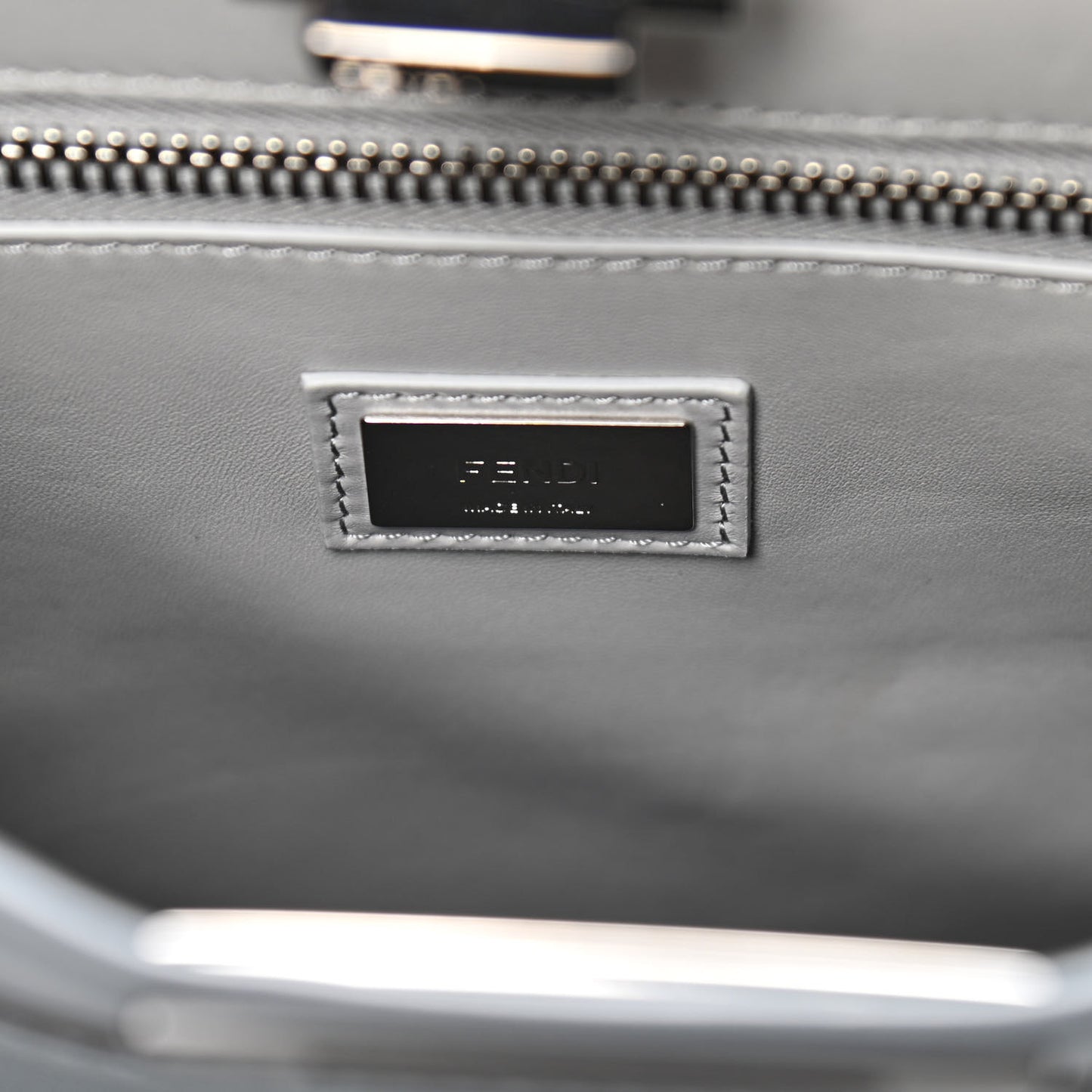 Vitello Seta Shiny Nappa Medium Peekaboo Iconic Satchel Tempesta Grigio Perla