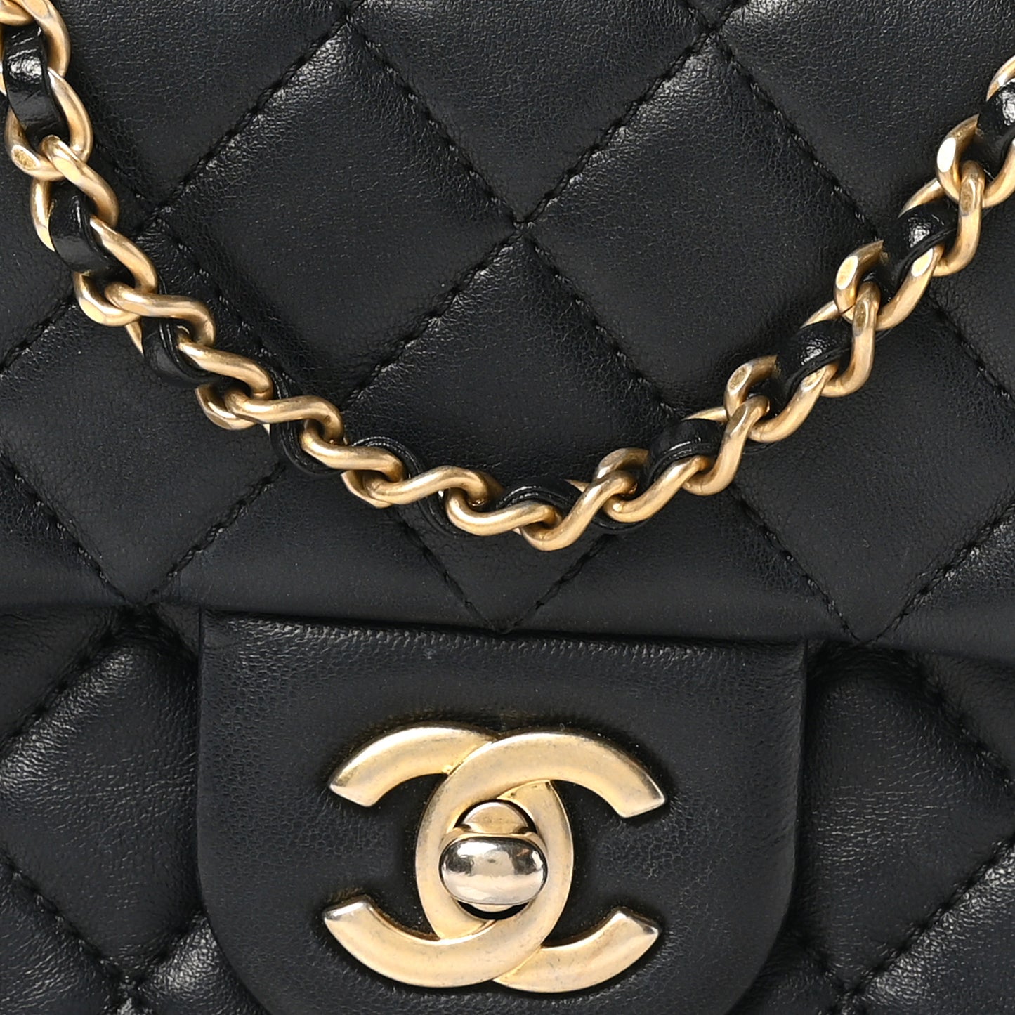 Lambskin Quilted Mini Pearl Crush Flap Black