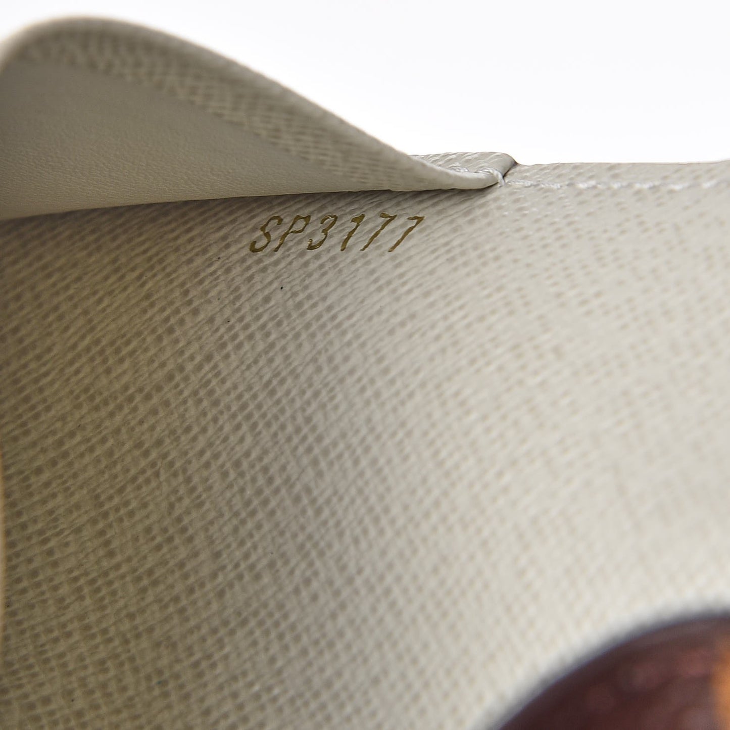 Monogram My LV Heritage Passport Cover White Gris