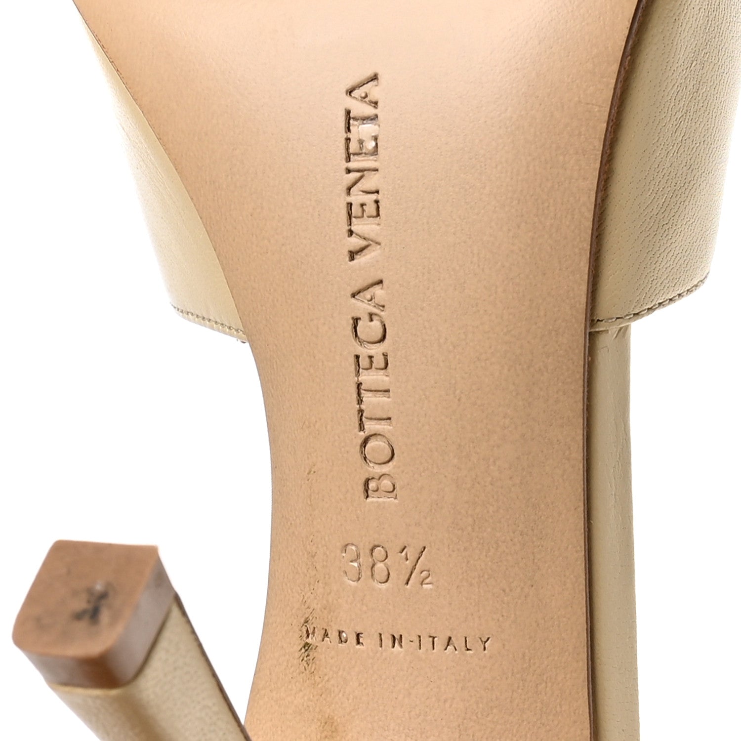 Bottega Veneta アーモンドトゥハイヒール　38サイズ　NUDE Bottega Veneta Almond Leather Pumps - Runway Catalog