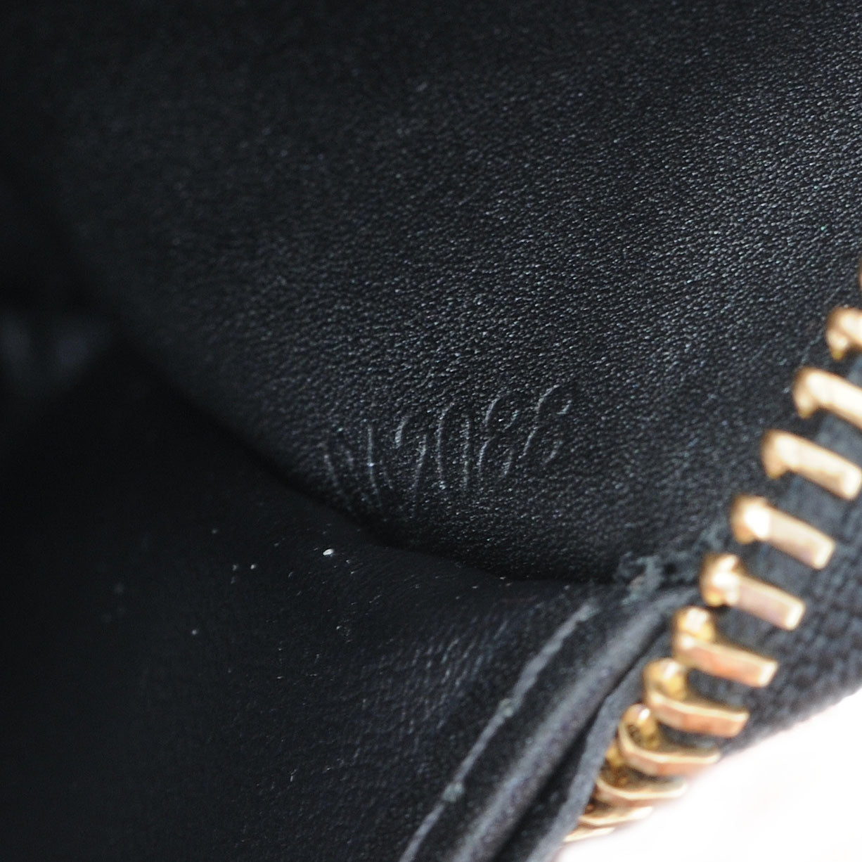 Louis Vuitton Suhali Zippy Wallet Noir 6 of 7