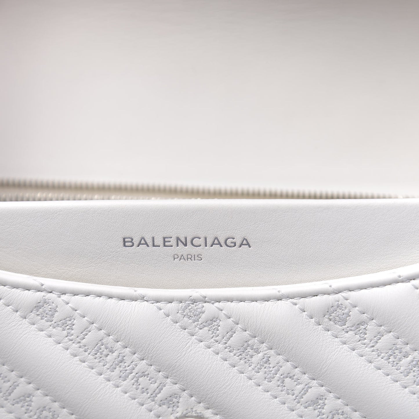 Calfskin Logo Matelasse M BB Chain Shoulder Bag Blanc Neige