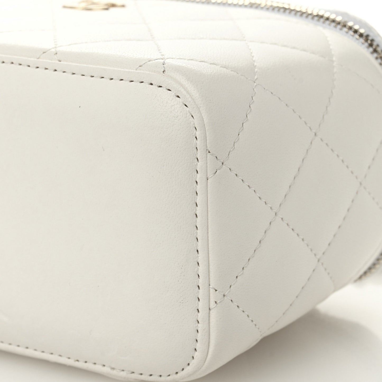 Lambskin Quilted Pearl Crush Small Vanity Case With Chain White