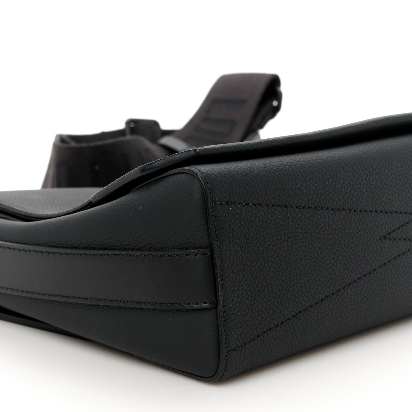 Calfskin Aerogram Messenger Black