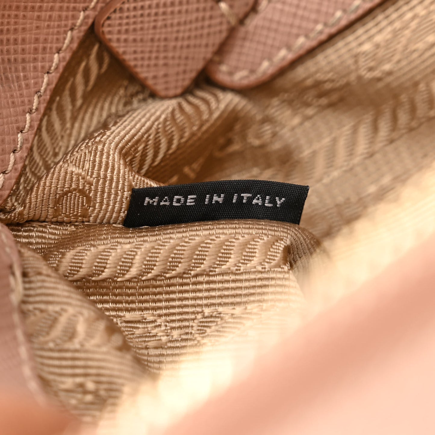 Saffiano Medium Galleria Double Zip Tote Cammeo