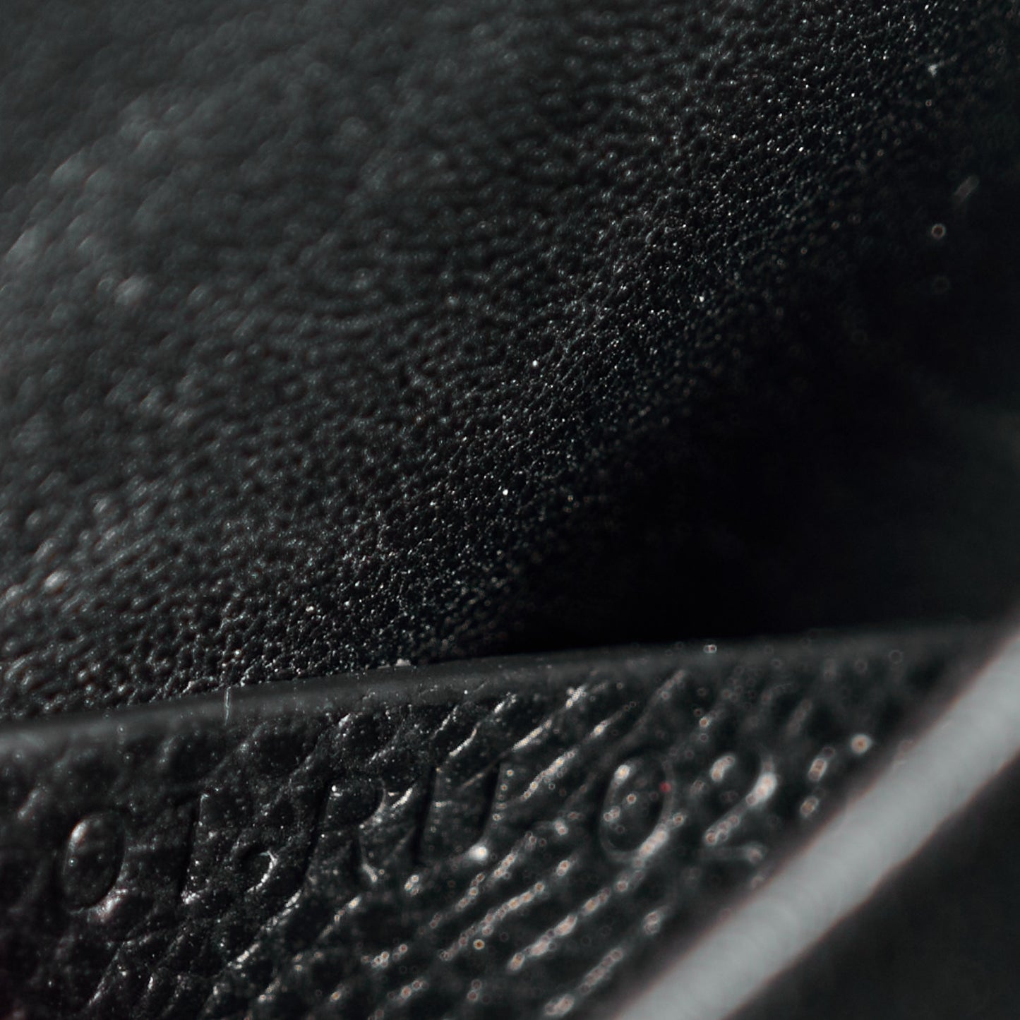 Ultra Matte Grained Calfskin 30 Montaigne Box Bag Black