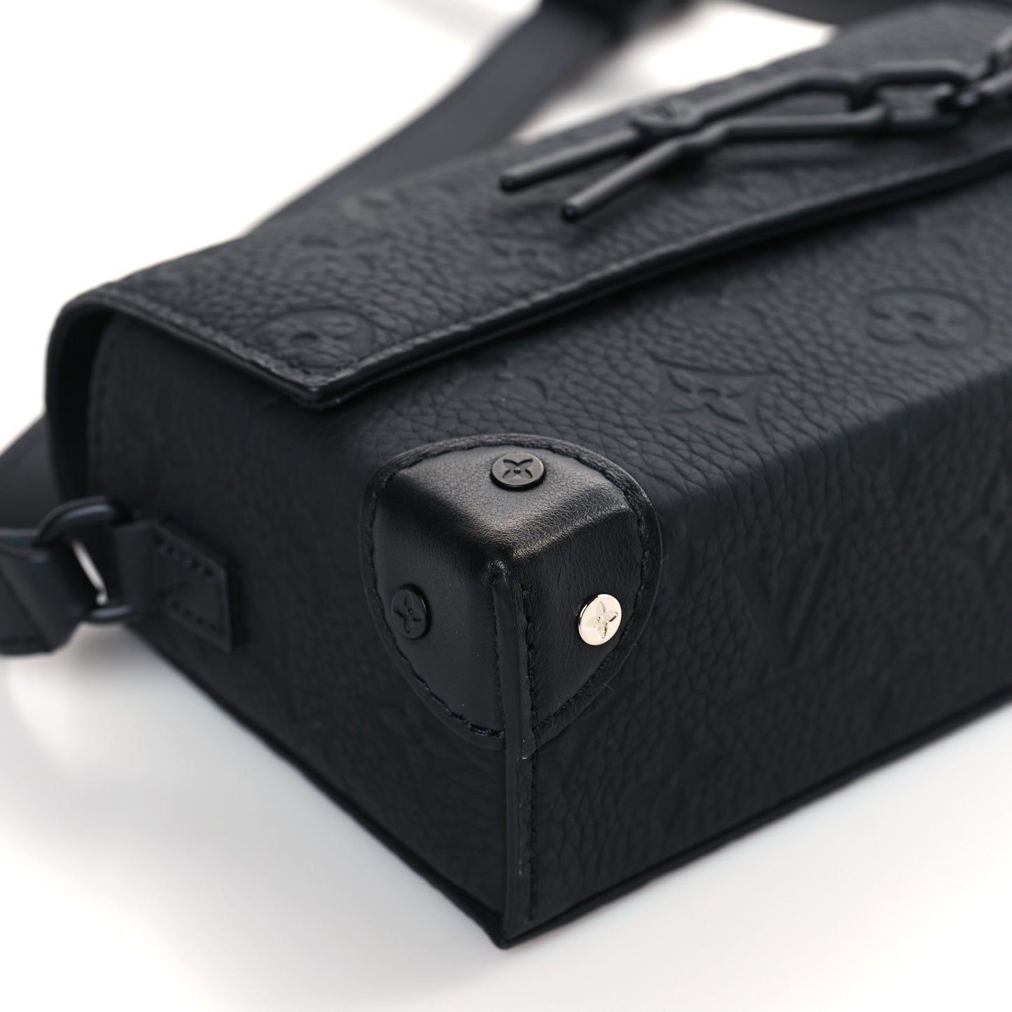 Taurillon Monogram Steamer Wearable Wallet Black