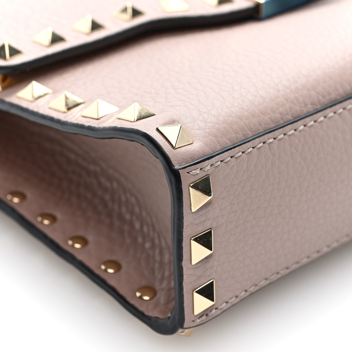 Pebbled Calfskin Medium Rockstud Flip Lock Crossbody Bag Poudre