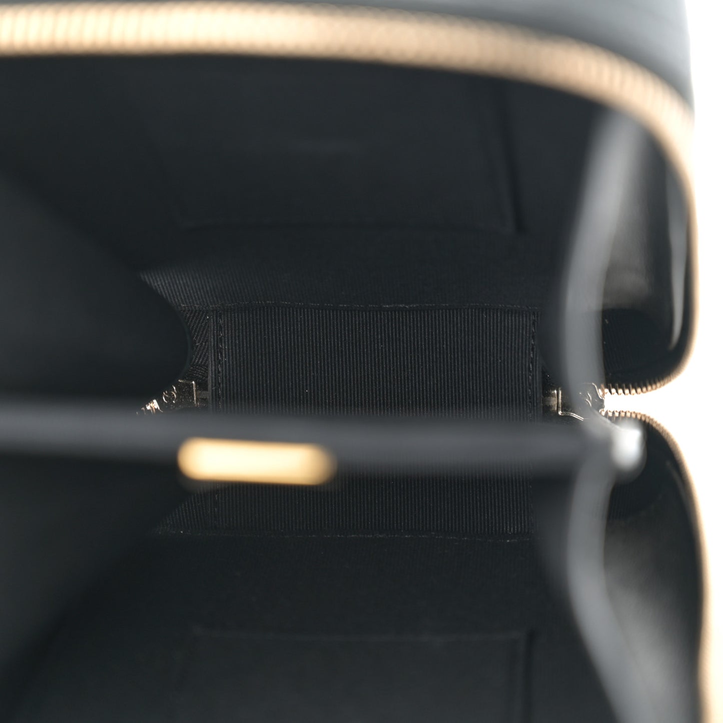 Caviar Quilted CC North South Vanity Case Black