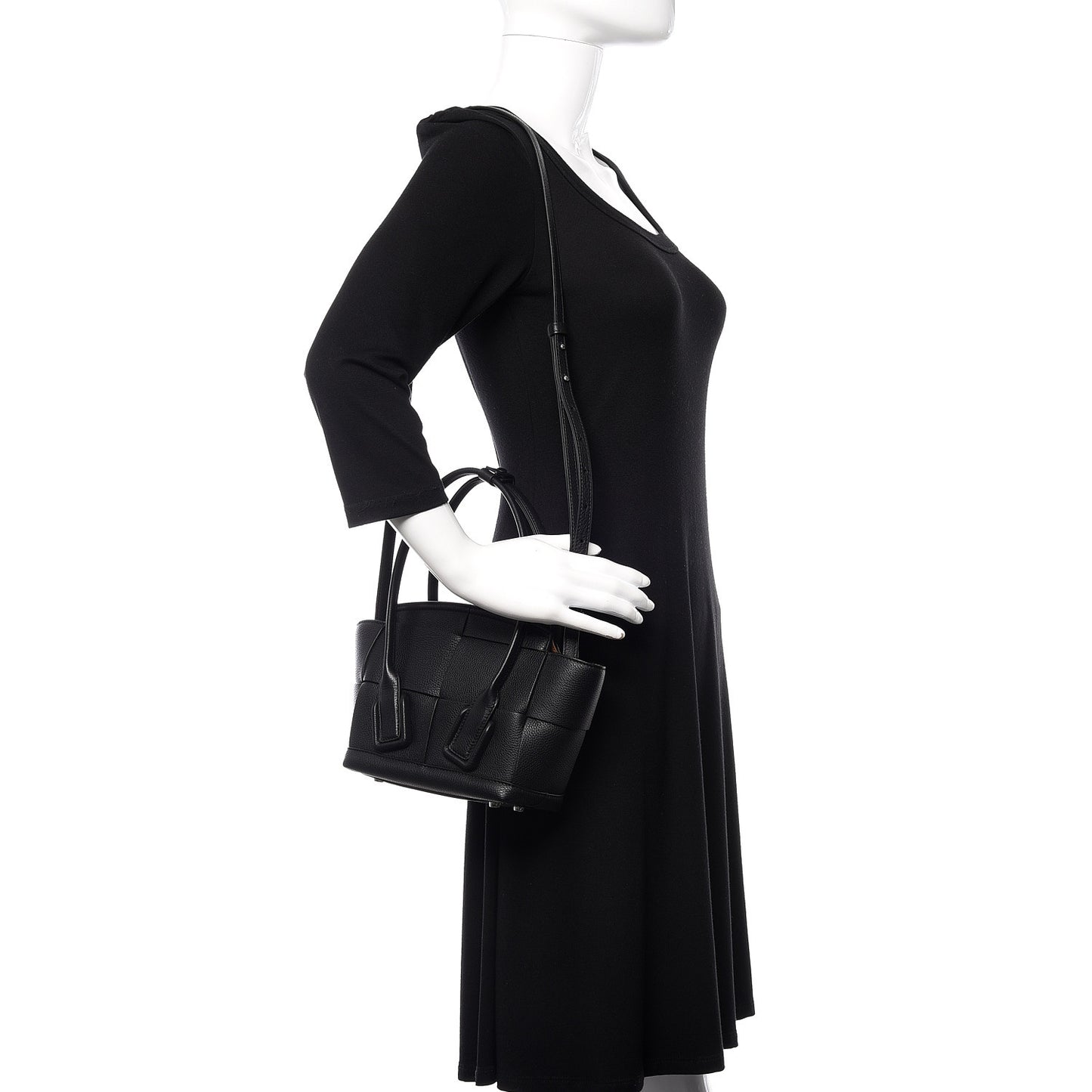 Grained Calfskin Maxi Intrecciato Arco 29 Black