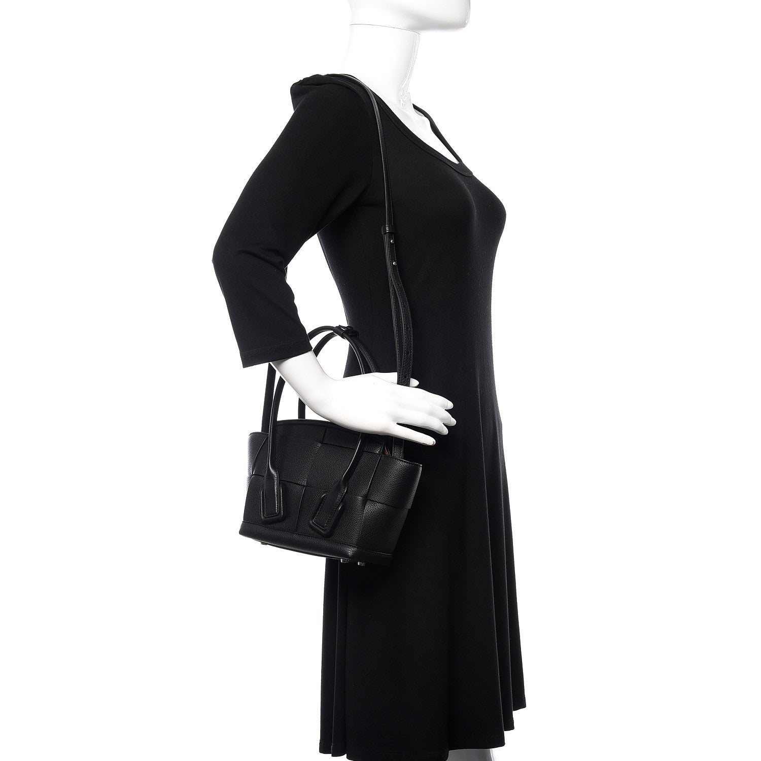 Bottega Veneta Grained Calfskin Maxi Intrecciato Arco 29 Black 2 of 9