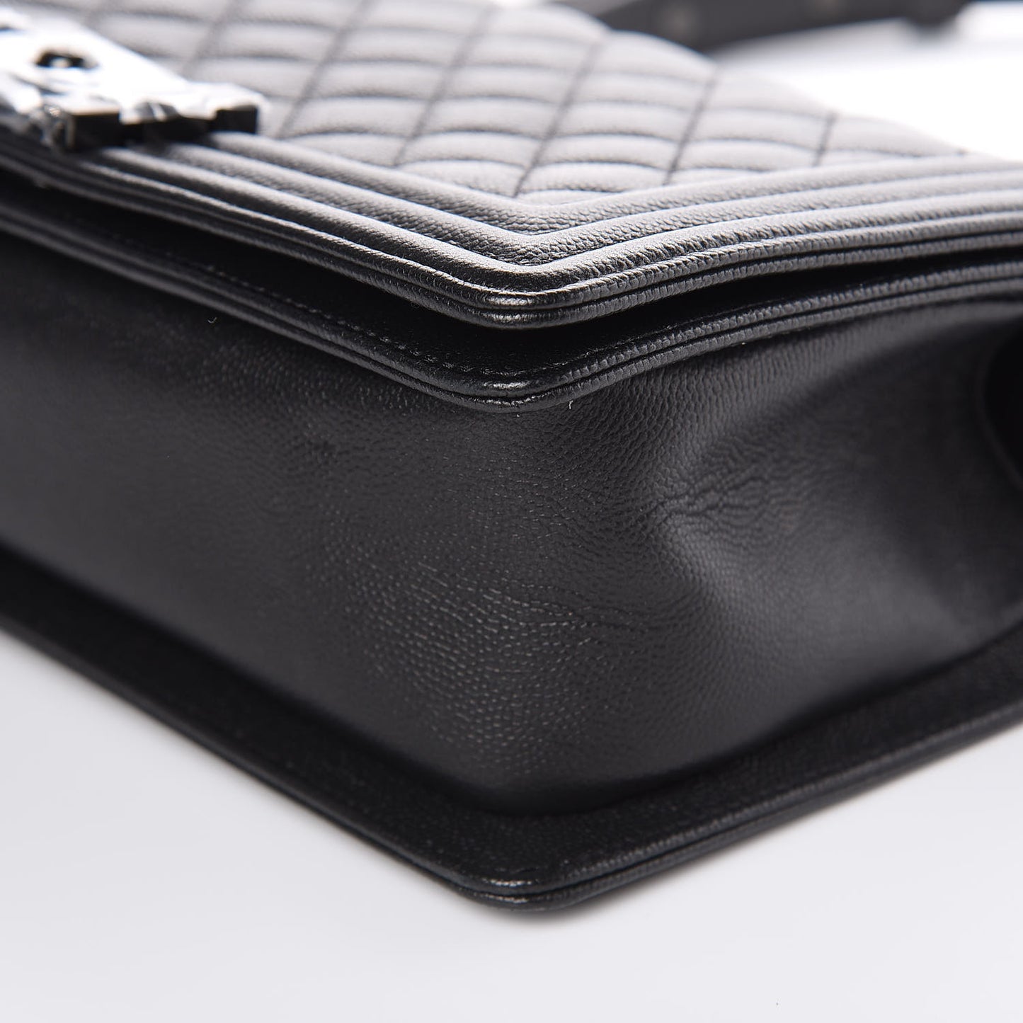 Caviar Quilted Medium Boy Flap So Black