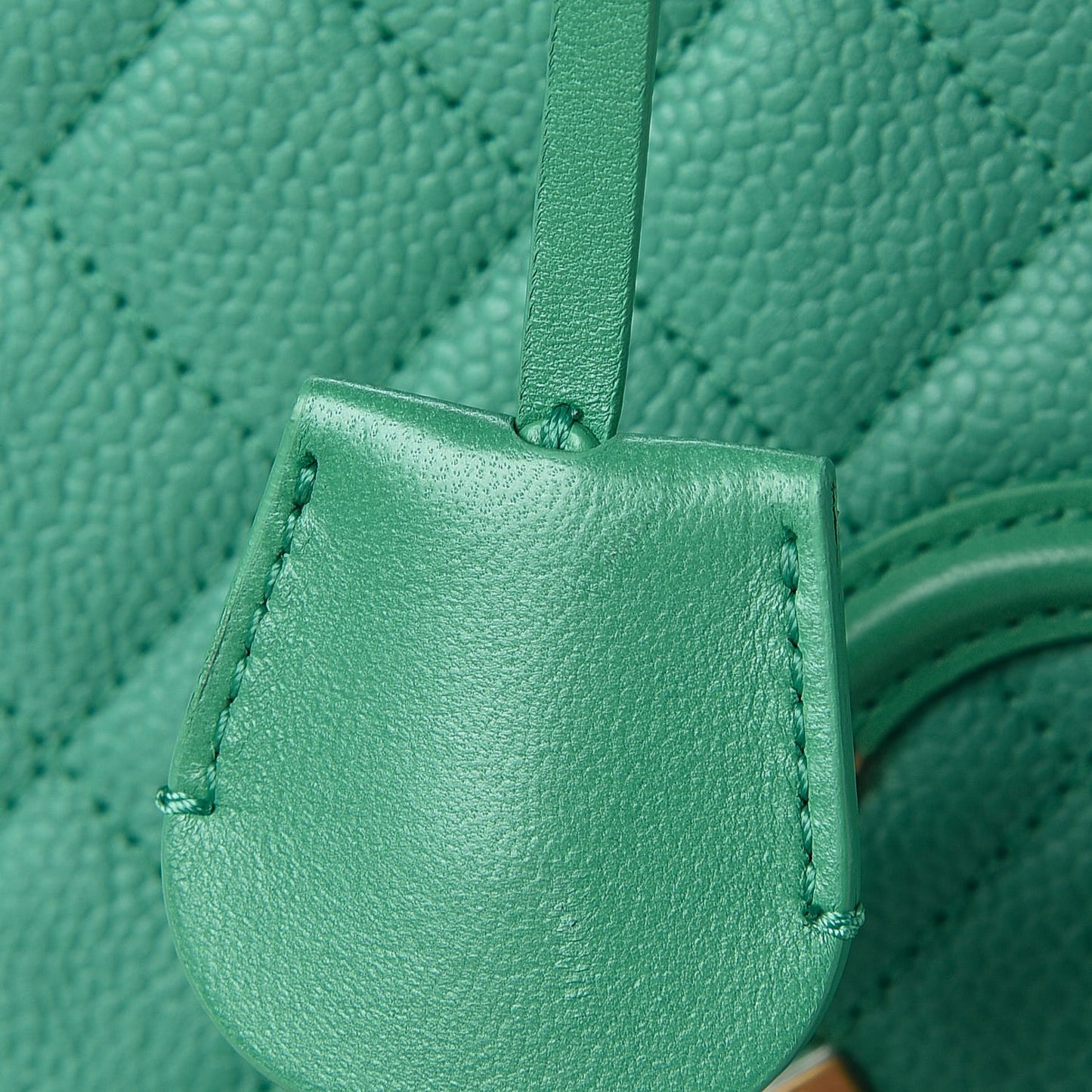 Caviar Quilted Medium CC Filigree Vanity Case Green